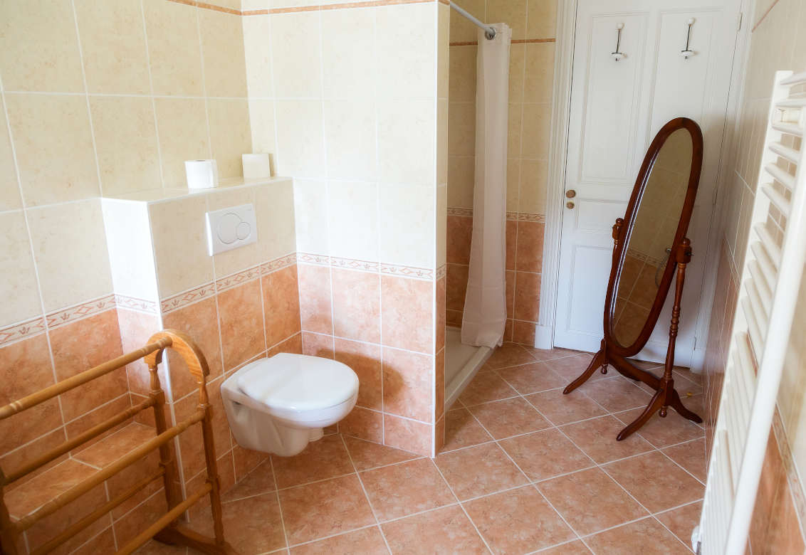 salle de bain avec douche à l'italienne